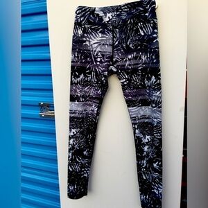Womens Athletic Wear* size small*3/4 length Leggings* black gray white pattern